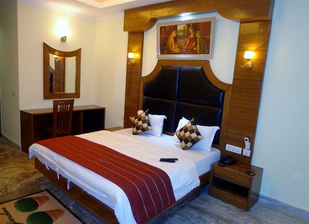 Hotel Castle Blue New Delhi Near Igi Airport Экстерьер фото