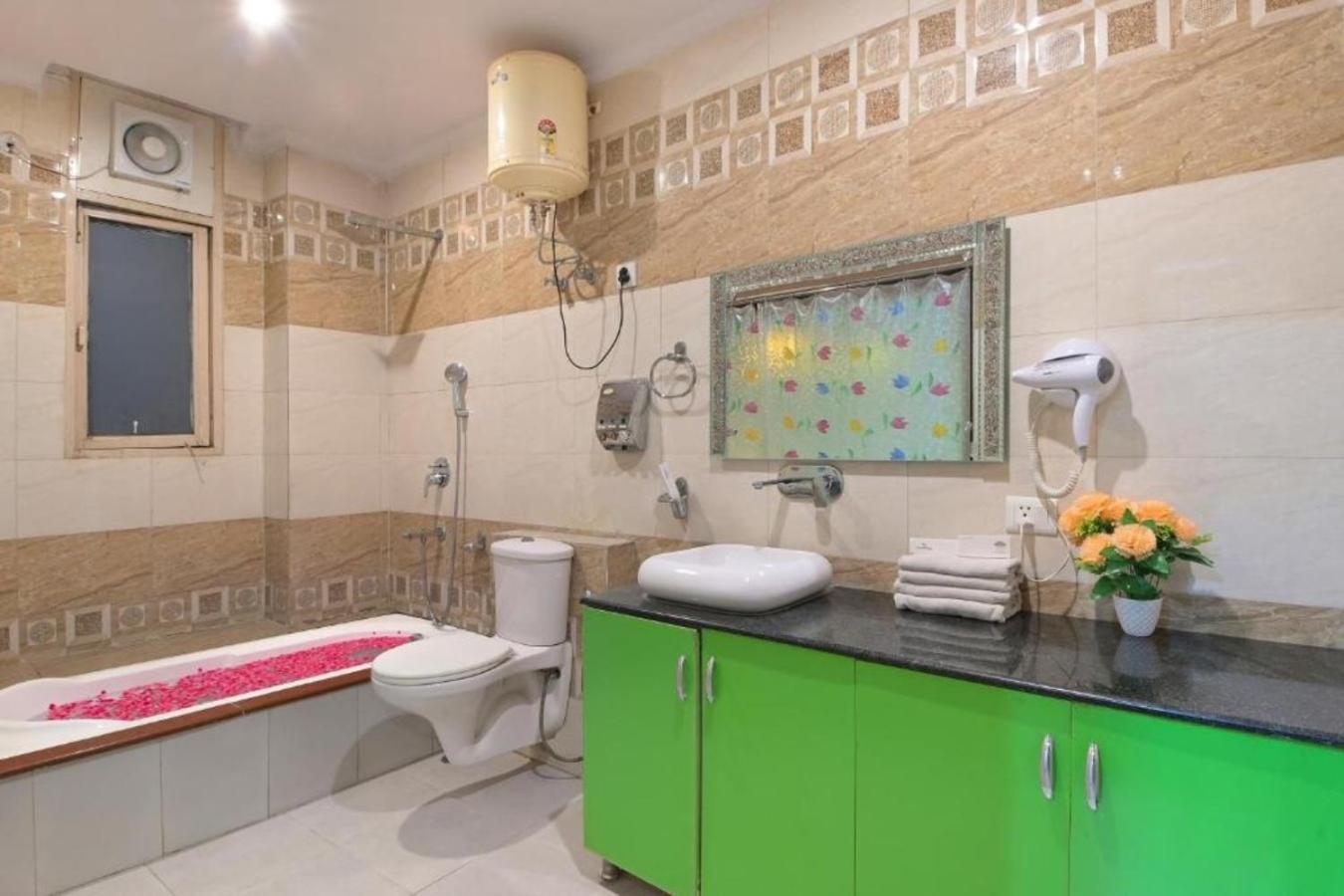 Hotel Castle Blue New Delhi Near Igi Airport Экстерьер фото