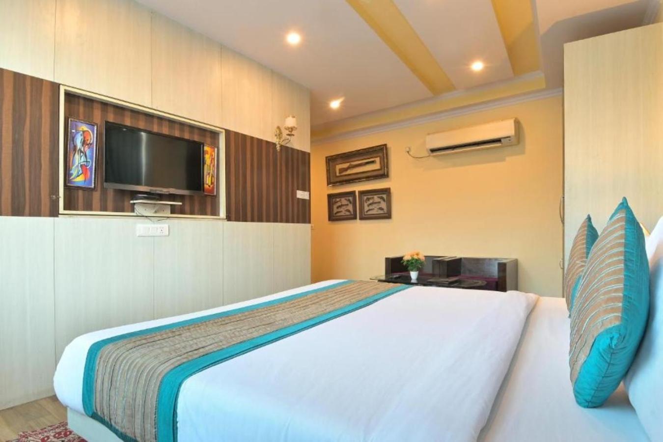 Hotel Castle Blue New Delhi Near Igi Airport Экстерьер фото