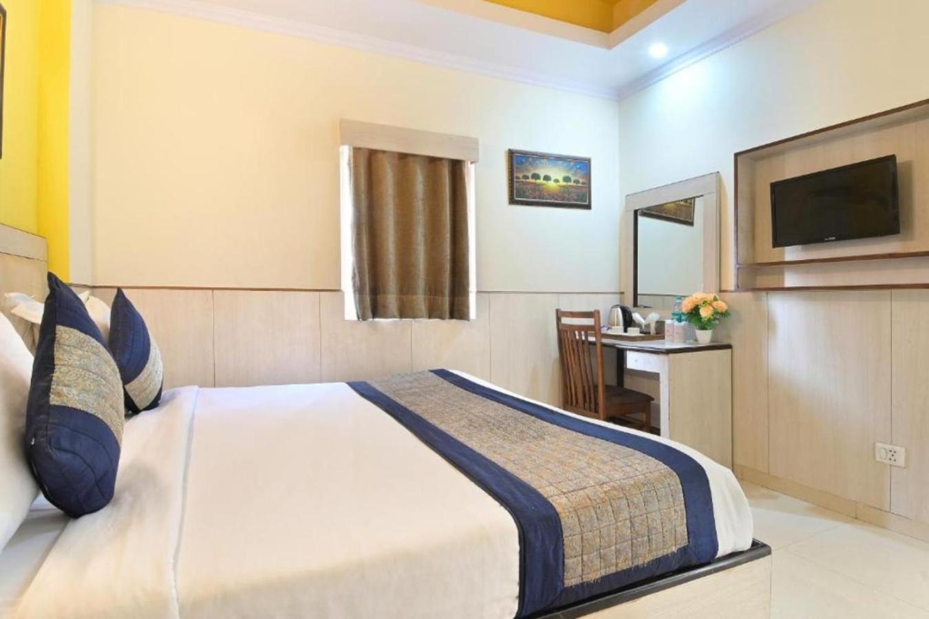 Hotel Castle Blue New Delhi Near Igi Airport Экстерьер фото