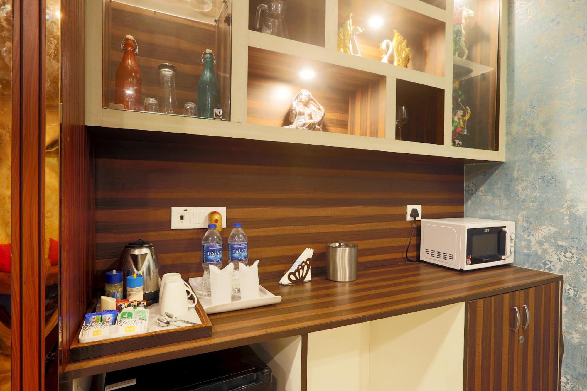 Hotel Castle Blue New Delhi Near Igi Airport Экстерьер фото
