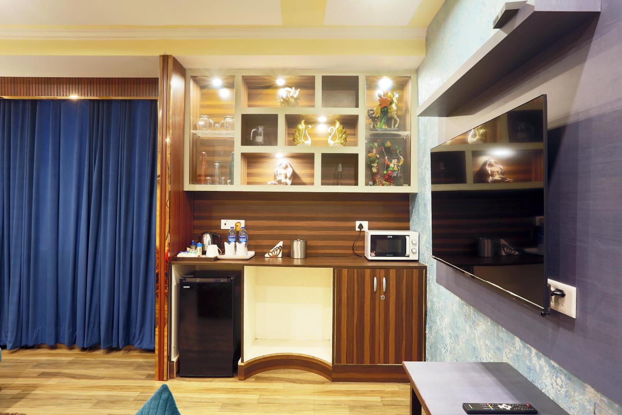 Hotel Castle Blue New Delhi Near Igi Airport Экстерьер фото
