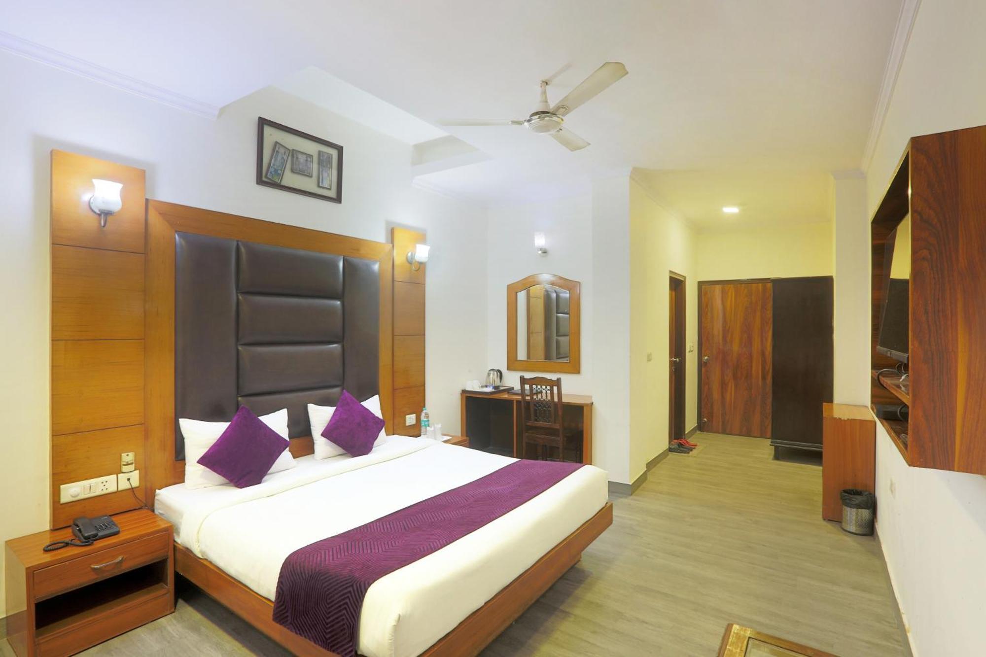 Hotel Castle Blue New Delhi Near Igi Airport Экстерьер фото
