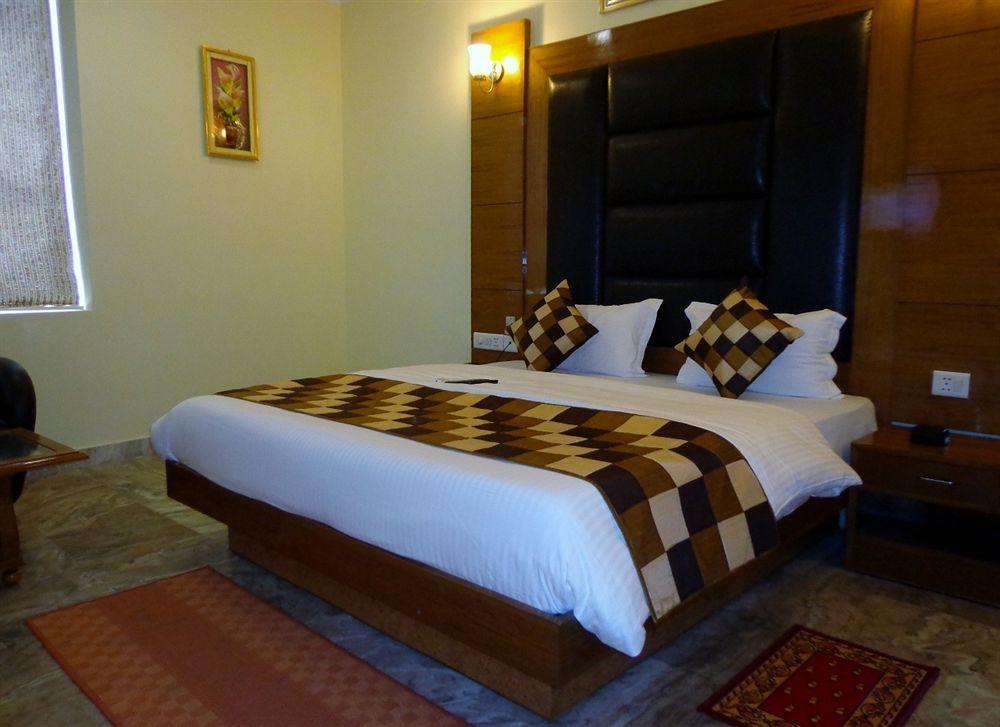 Hotel Castle Blue New Delhi Near Igi Airport Экстерьер фото