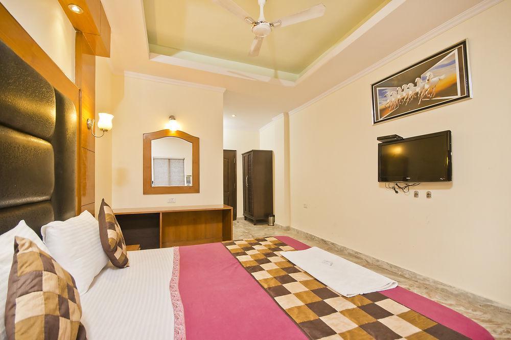 Hotel Castle Blue New Delhi Near Igi Airport Экстерьер фото