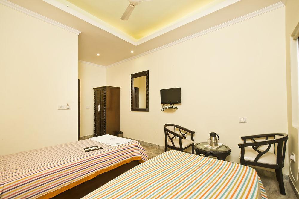 Hotel Castle Blue New Delhi Near Igi Airport Экстерьер фото