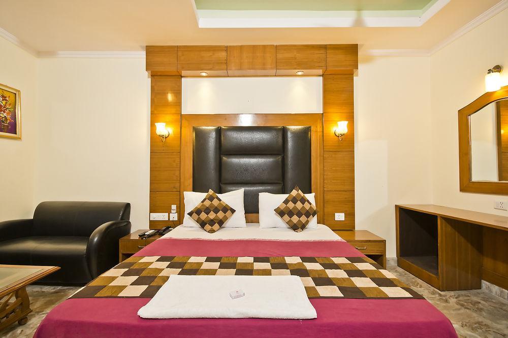 Hotel Castle Blue New Delhi Near Igi Airport Экстерьер фото