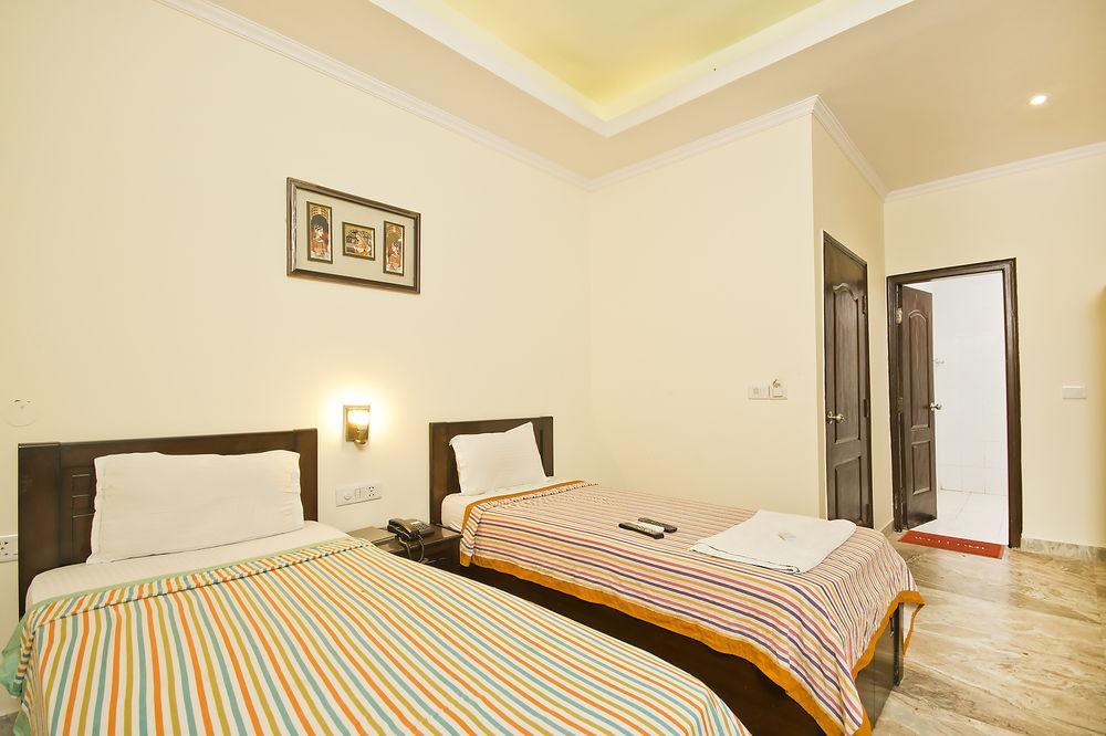 Hotel Castle Blue New Delhi Near Igi Airport Экстерьер фото
