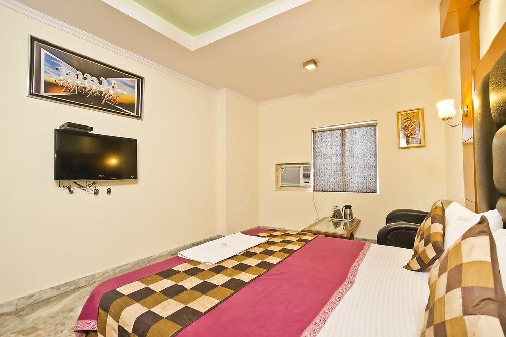 Hotel Castle Blue New Delhi Near Igi Airport Экстерьер фото