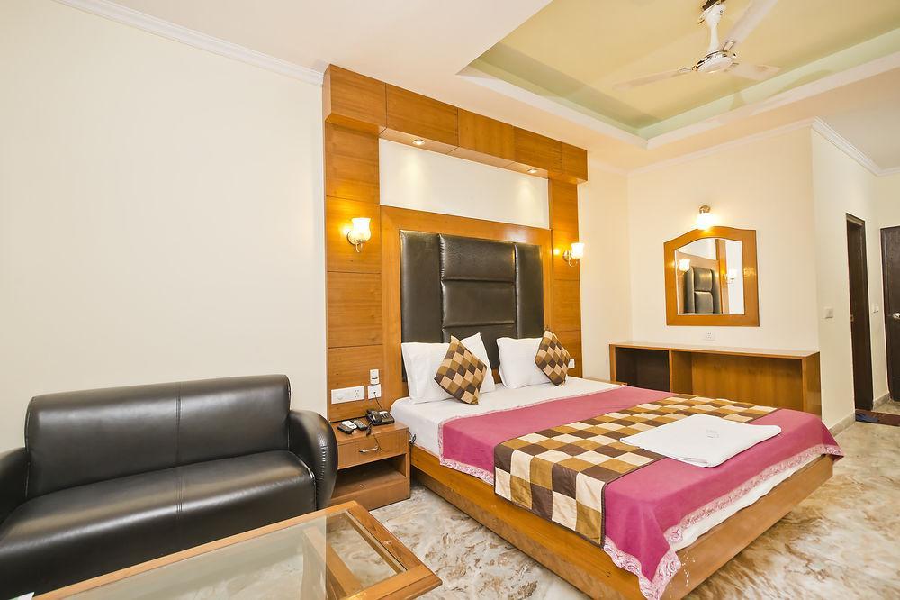 Hotel Castle Blue New Delhi Near Igi Airport Экстерьер фото