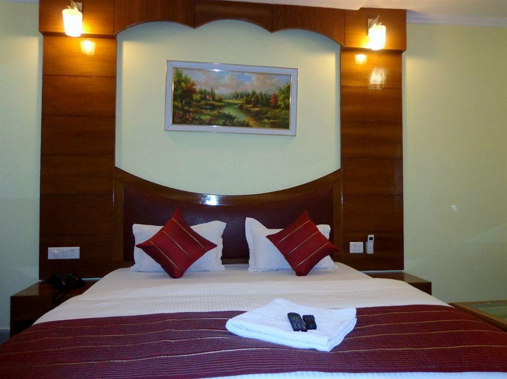 Hotel Castle Blue New Delhi Near Igi Airport Экстерьер фото