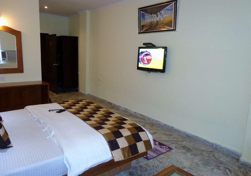 Hotel Castle Blue New Delhi Near Igi Airport Экстерьер фото