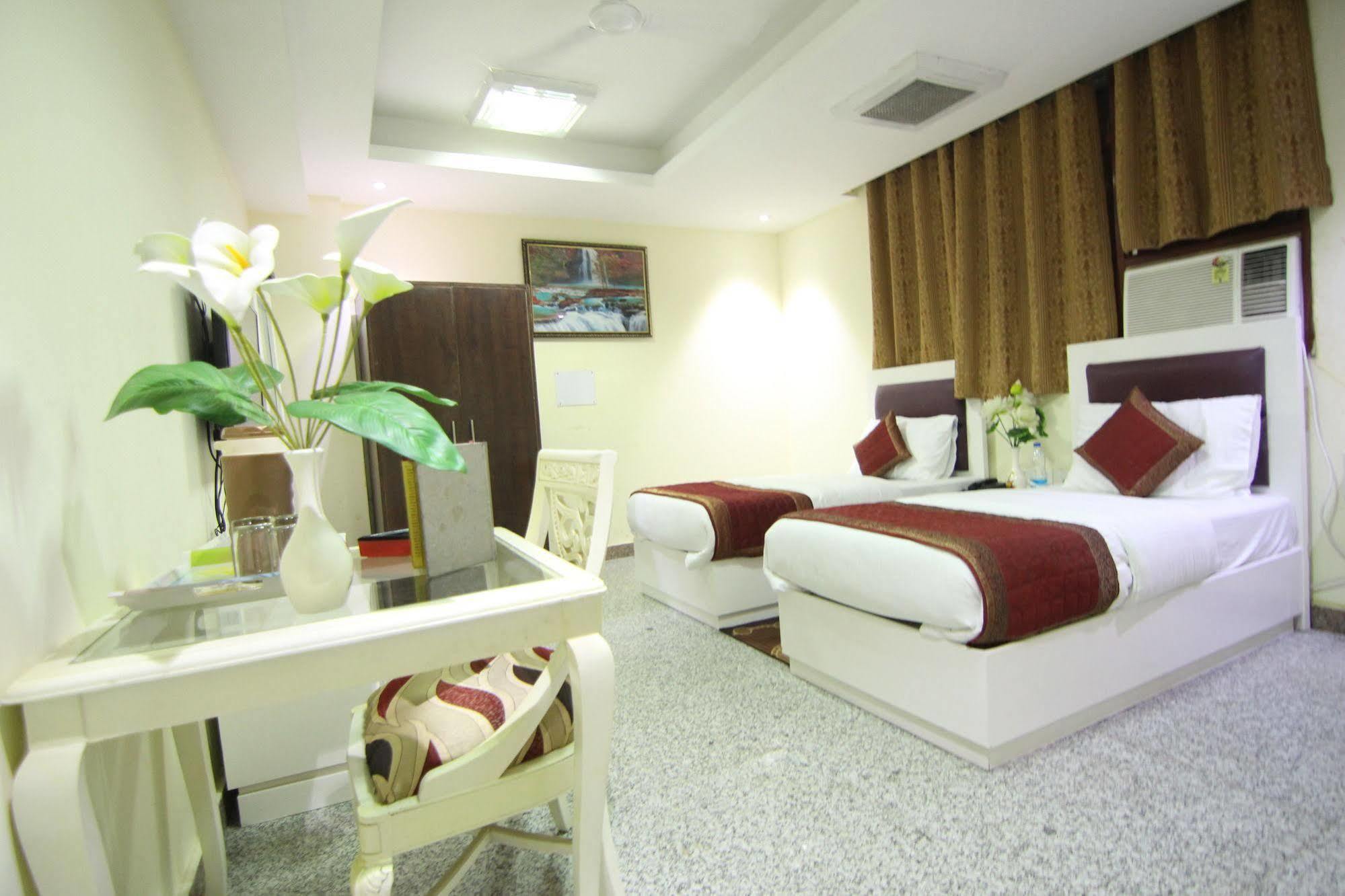 Hotel Castle Blue New Delhi Near Igi Airport Экстерьер фото